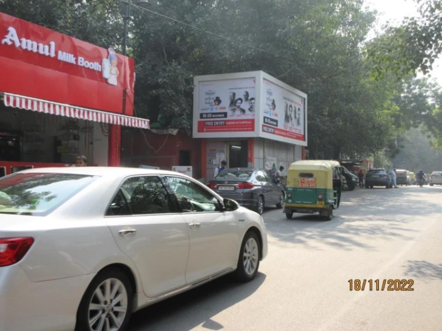 Green Park Main Market Near Karachi Bakery
