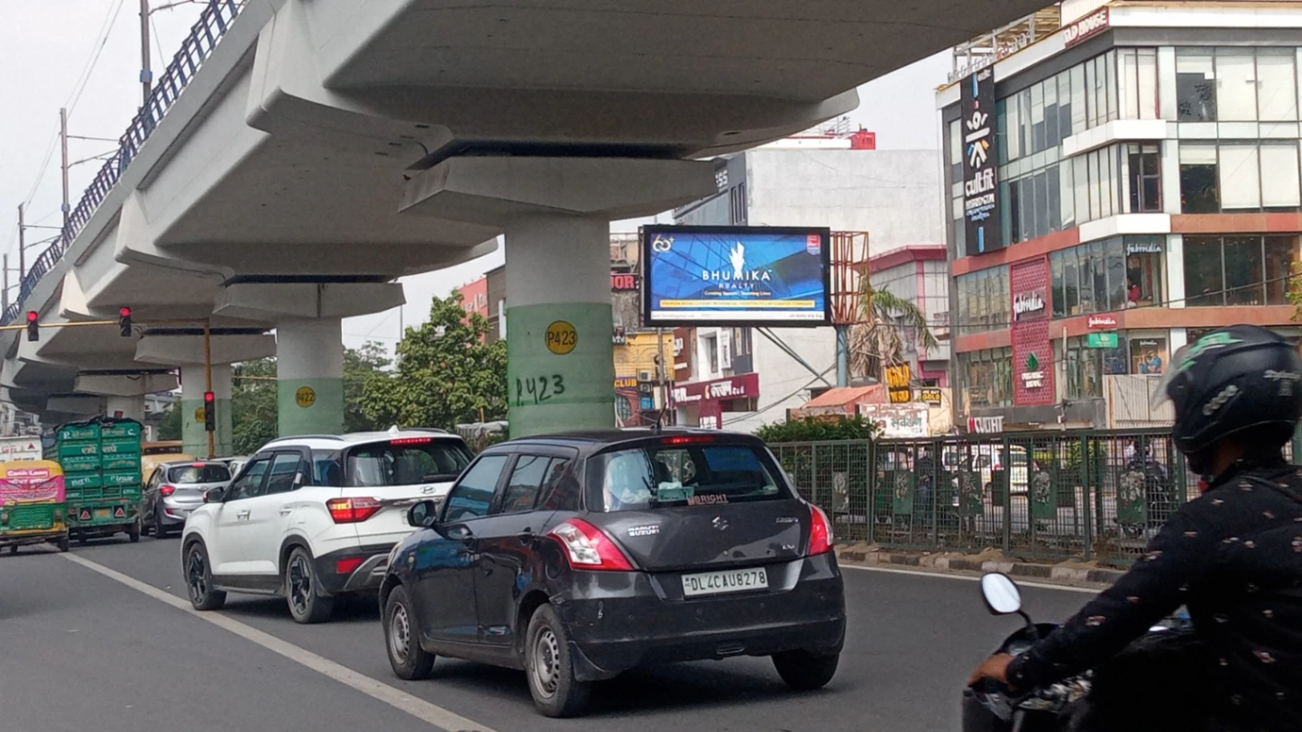 Unipole Advertising in Rajouri Garden – Outside Fab India