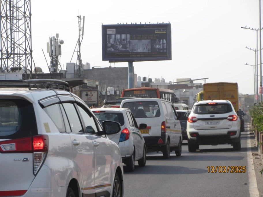 Unipole Advertising in Delhi Cantt Flyover