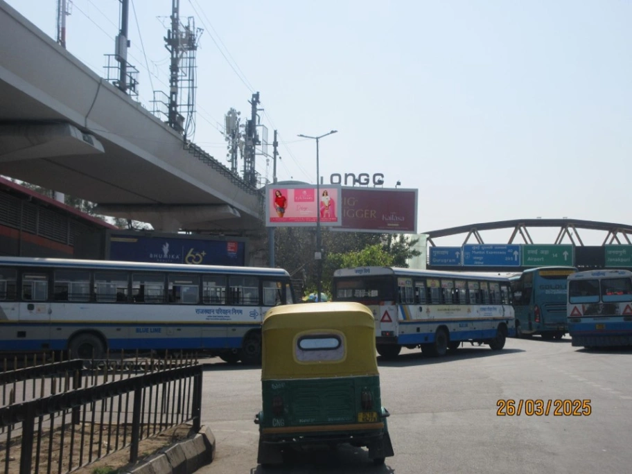Unipole Advertising in Dhaula Kuan Metro Station – Ring Road